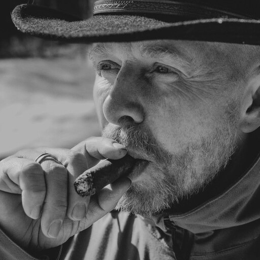Arvid Lyngnes med hatt ute i naturen