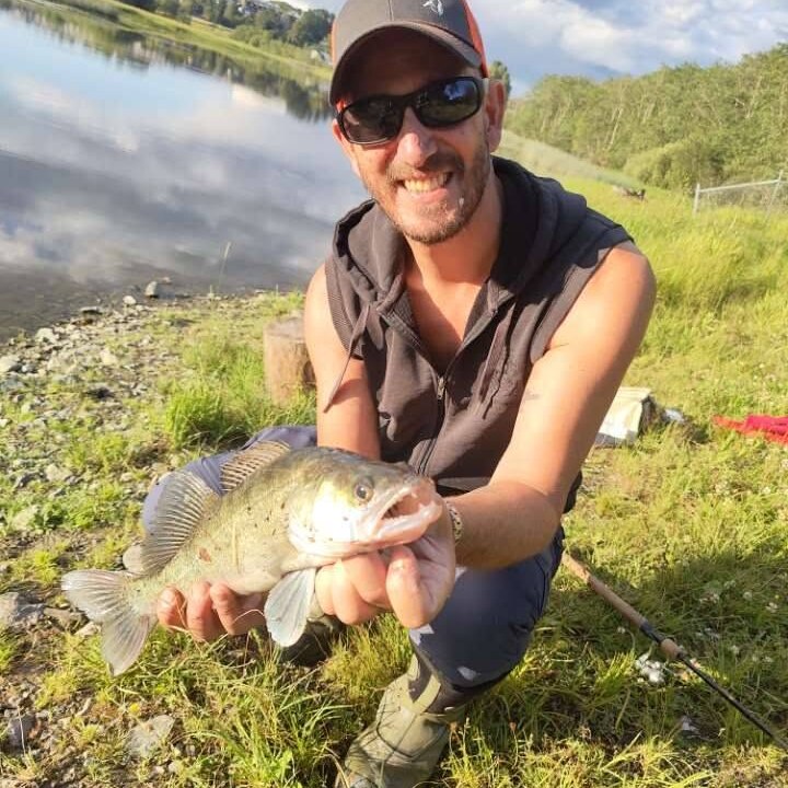 Kjell Langhus med fisk ved vannet